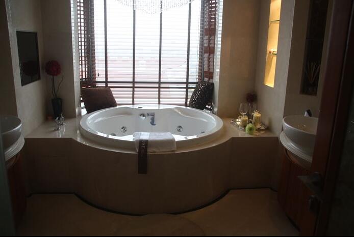 卫生间翻新后重新安装浴缸